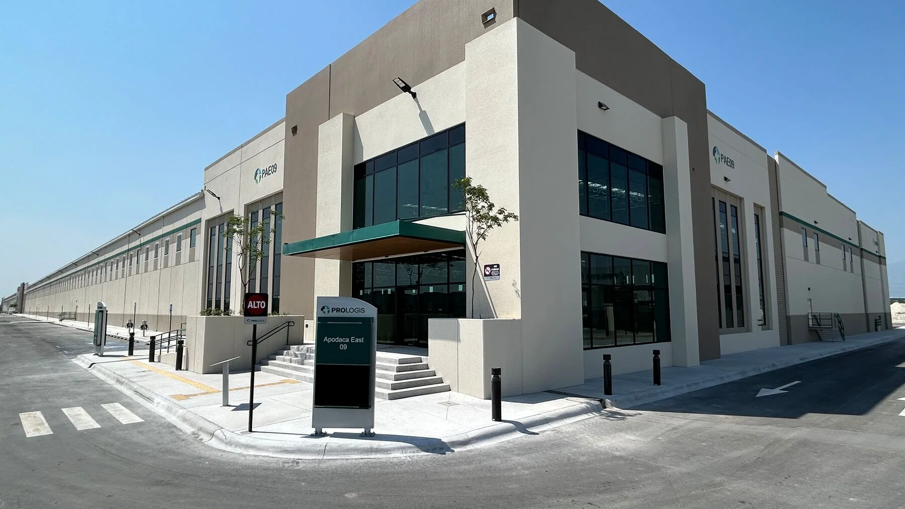 Industrial building, entrance and roads at Prologis Apodaca East, Building 9, in Nuevo León