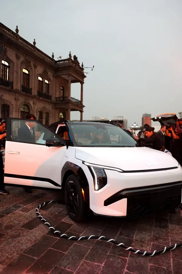 White Kia EV3 plugged into a charger in front of the Government Palace of Nuevo León during its unveiling